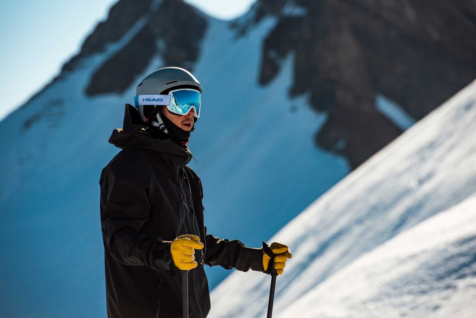 Complete Guide to Must-Have Skiing Gear